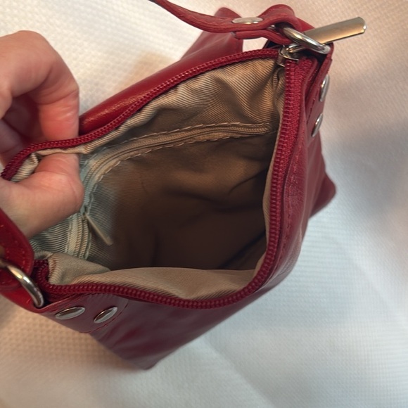 Elegant Red Leather Crossbody Bag - Picture 2 of 2